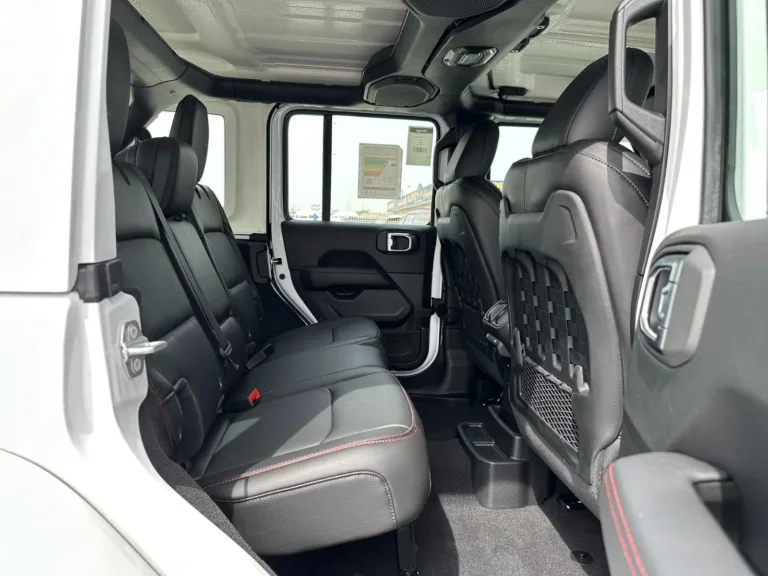 Jeep Wrangler Rubicon White 4 Doors 2.0L 2023 17